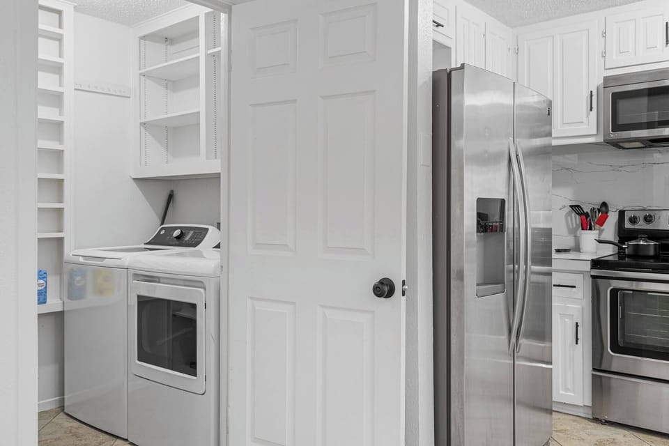 Full Laundry With Washer & Dryer