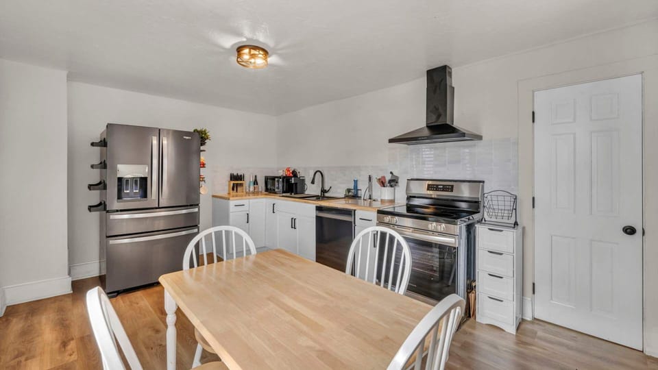 You can cook and store your groceries with ease in the front unit kitchen! With plenty of storage space, a full-sized fridge, and all the kitchen essentials, it’s perfect for preparing meals and keeping your ingredients fresh during your stay.