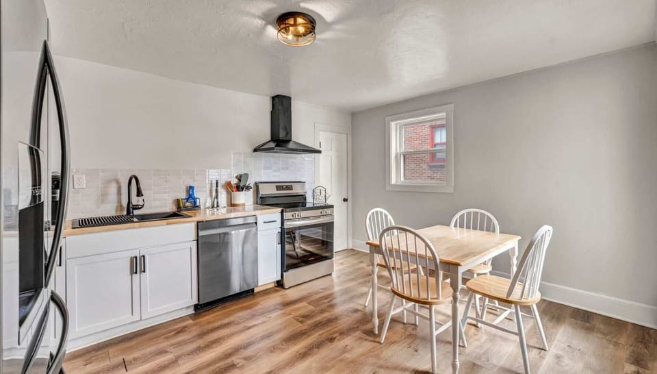 A fully functional kitchen, equipped with everything you need to cook, bake, and enjoy your meals with ease. From modern appliances to all the essential tools, it’s the perfect space for preparing delicious dishes during your stay.