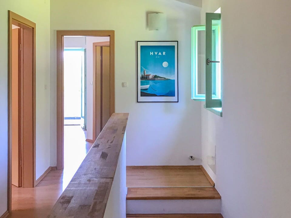 Wall, Flooring, Wood, Floor, Interior Design, Ceiling, Wood Flooring, Door, Room, Hardwood