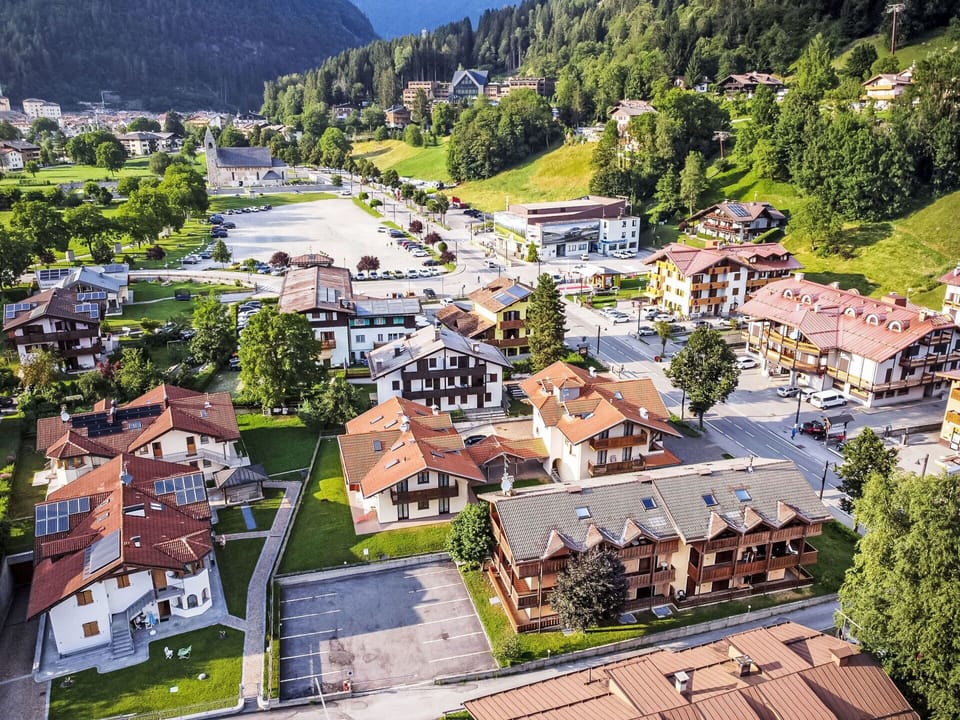 Mountainous Landforms, Building, Mountain, House, Mountain Range, Hill, Residential Area, Highland, Hill Station, Village