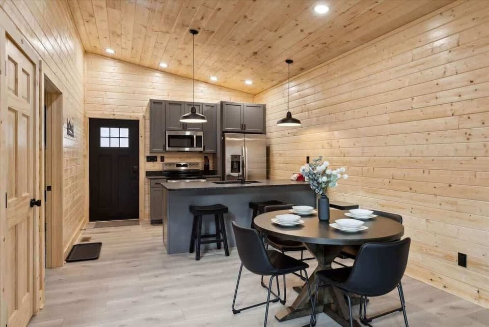 Black Bear Cabin: Modern elegance meets rustic charm in this beautifully crafted space!