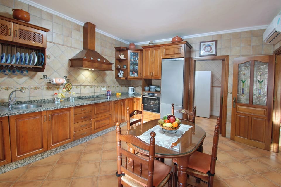 A fully equipped kitchen awaits our kitchen princes(ses).