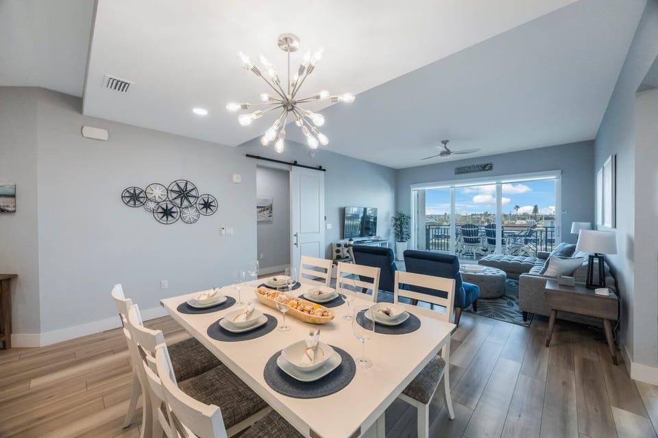 The Harbor 409 Dining Room