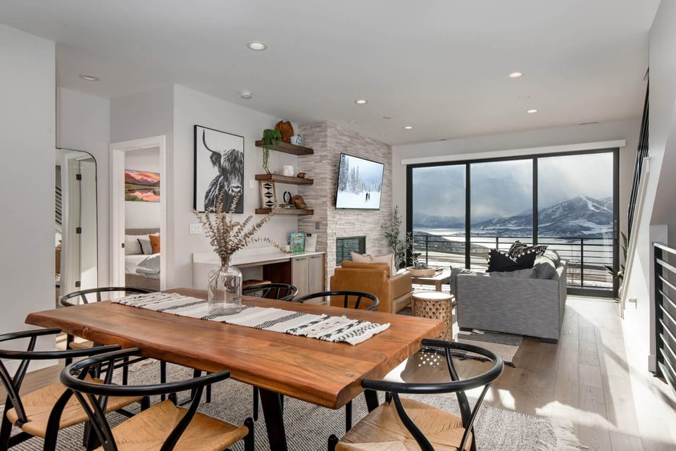 Relaxation Hub: Ideal space for unwinding after a day outdoors.