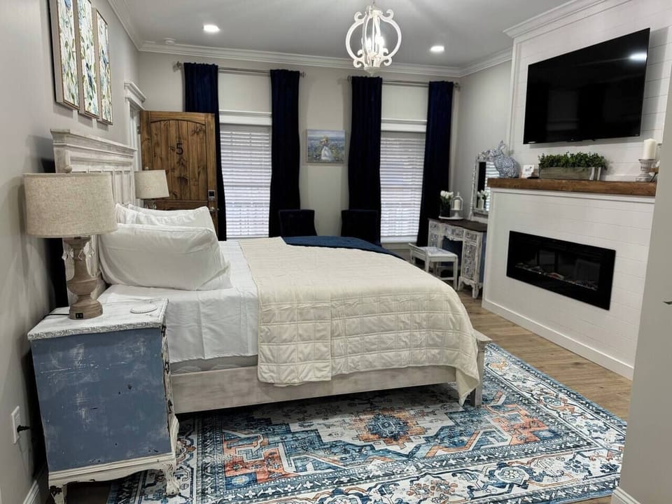 Sapphire and Blush Retreat Room 1(King Bed)