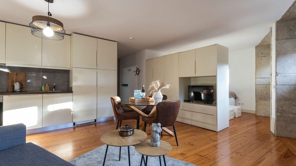 Bright and inviting T0 studio, designed for comfort and style—your perfect home away from home.
#VacationRental #CozyStudio #MinimalistLiving #HomeAwayFromHome