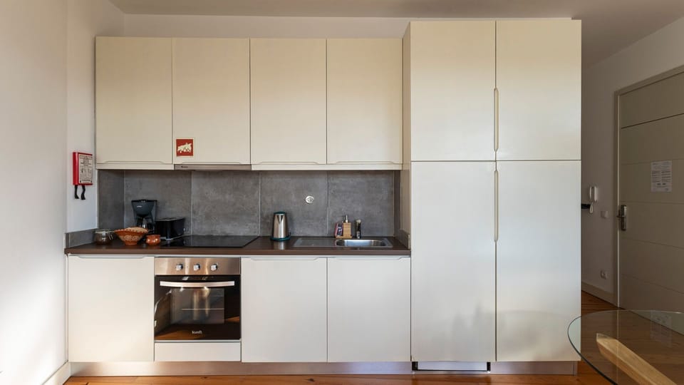 Discover the perfect space to cook and relax in this cozy T0 kitchenette—everything you need for a comfortable stay.
#VacationRental #Kitchenette #CozyStay #HomeAwayFromHome