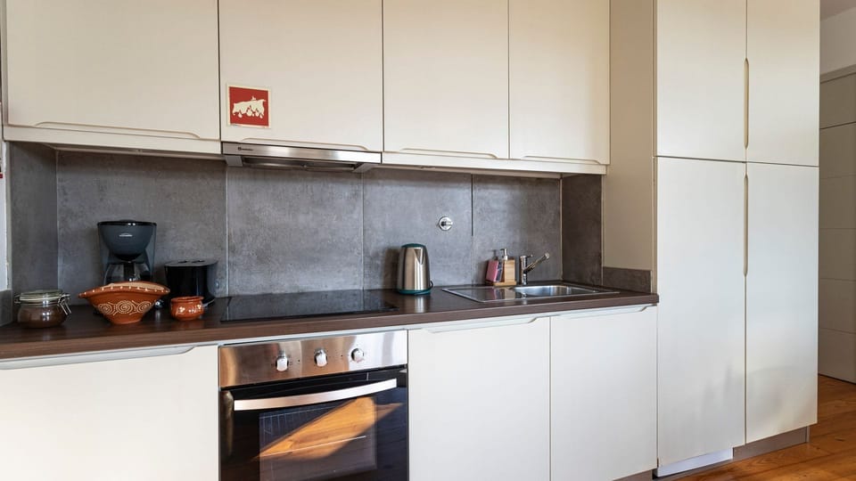 Fully equipped kitchenette for a convenient and comfortable stay—everything you need.
#VacationRental #Kitchenette #CozyStay #HomeAwayFromHome