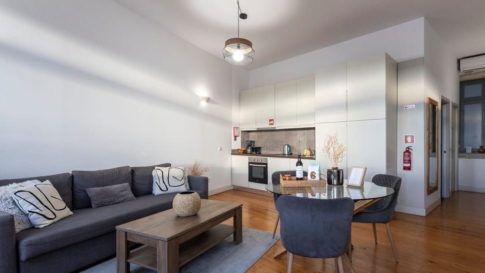 Stylish T0 studio featuring a fully equipped kitchenette and cozy living area—everything you need for a comfortable and memorable stay.
#VacationRental #CozyStudio #MinimalistDesign #HomeAwayFromHome