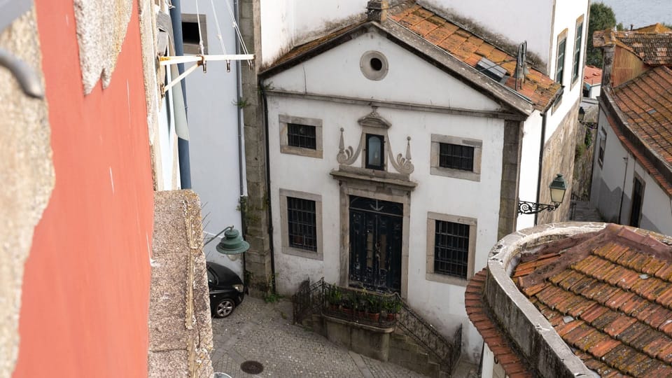 Wake up to timeless charm! Enjoy breathtaking views of historic architecture right from your window—Portugal's heritage at your doorstep.
#ScenicStay #HistoricViews #AuthenticPortugal