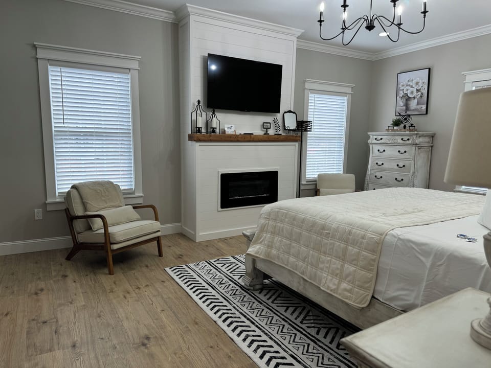 1 Opal Crown Room - King Bed