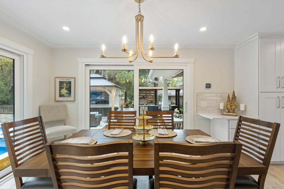Perfect for shared moments and lively conversations, it creates an inviting atmosphere for gatherings and dining experiences.