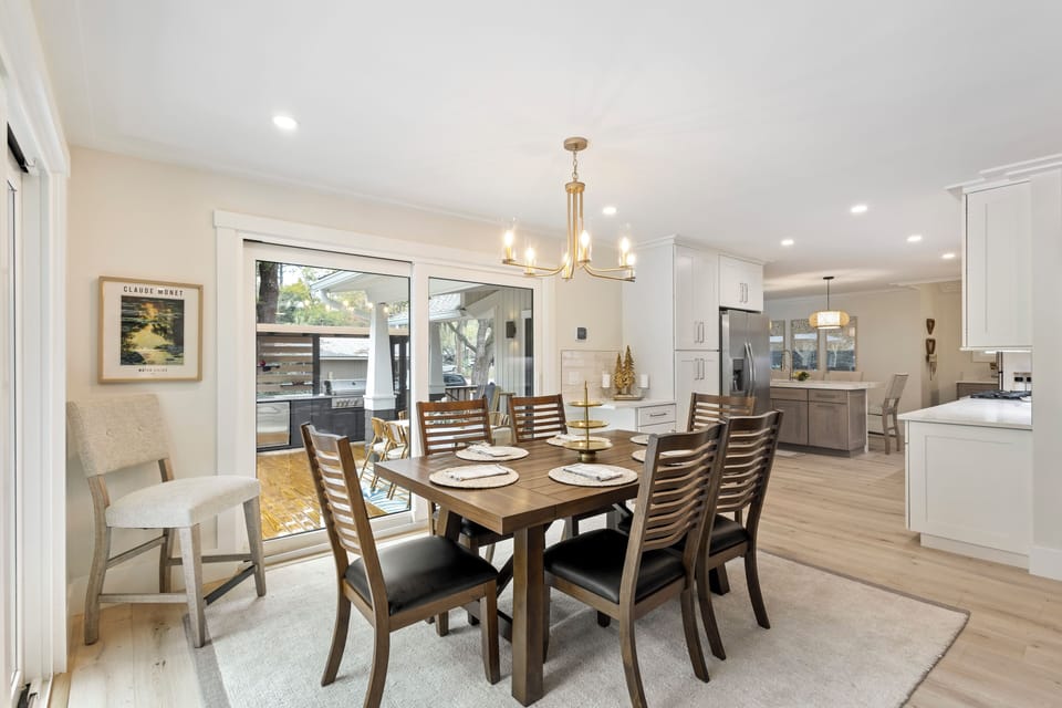 Dining table seats 6