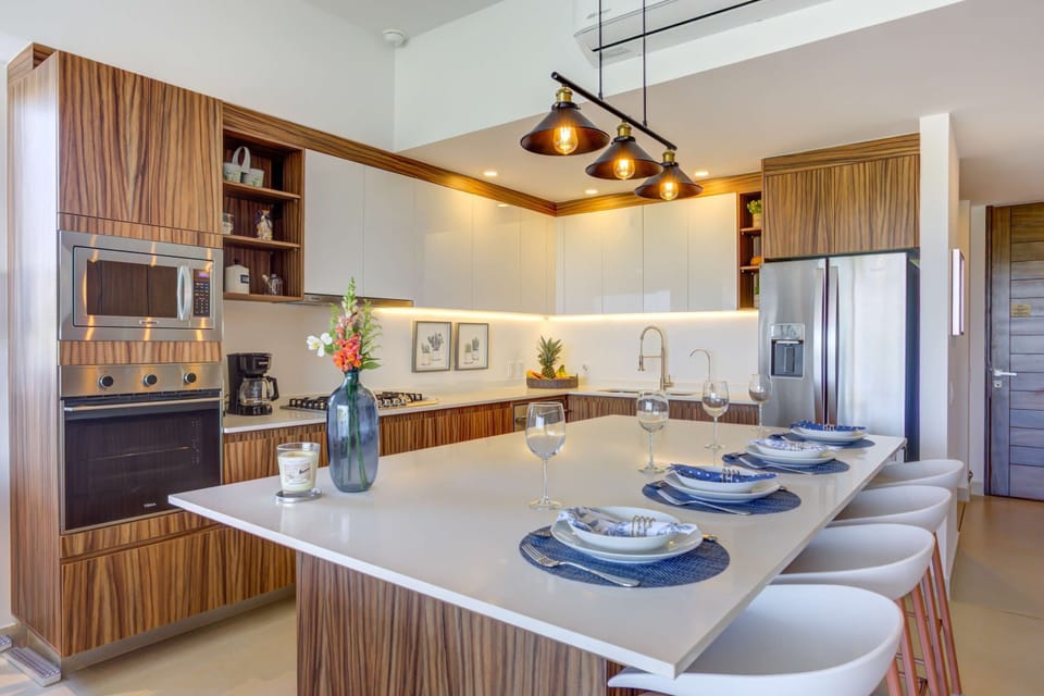 Full kitchen with breakfast bar