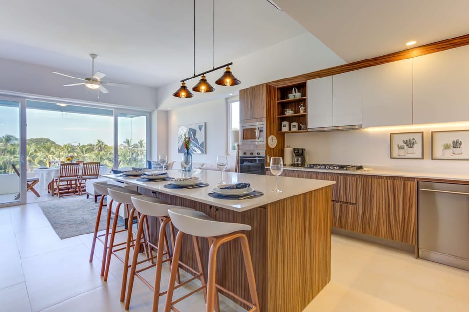 Full kitchen with breakfast bar