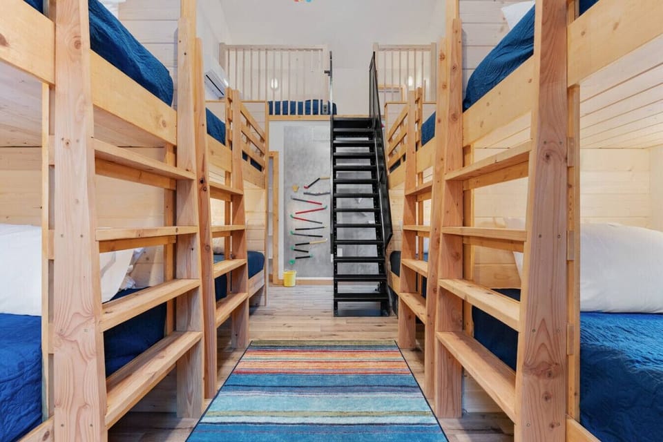 Bedroom 4 - 9 Twin Beds