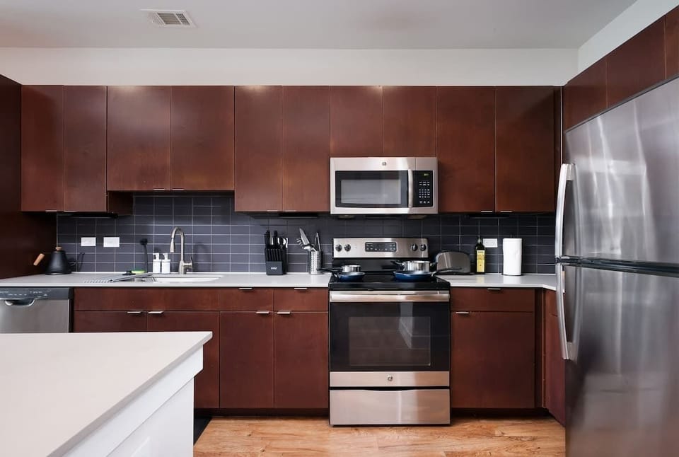 Modern Kitchen with Stainless Steel Appliances and Ample Counter Space