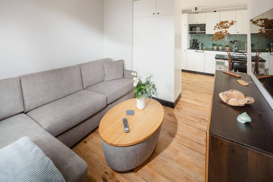Gemütliche Couch mit TV