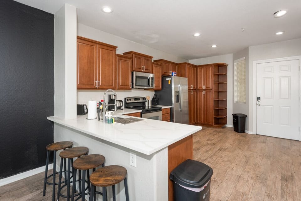 Breakfast counter and functional kitchenette with basic cooking ware (pots&pan),