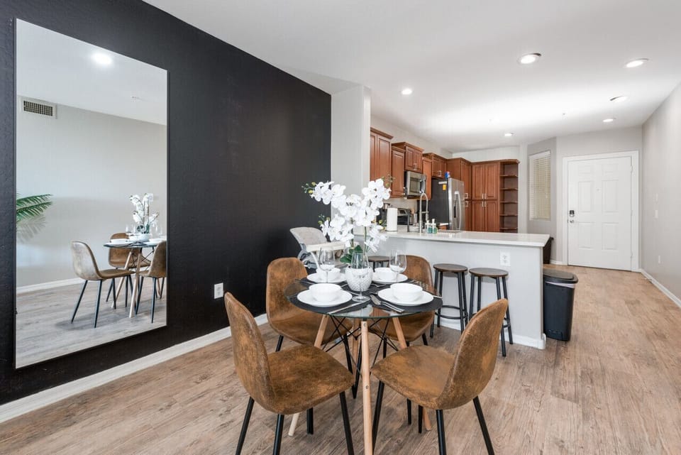 Dining area, breakfast counter and kitchenette