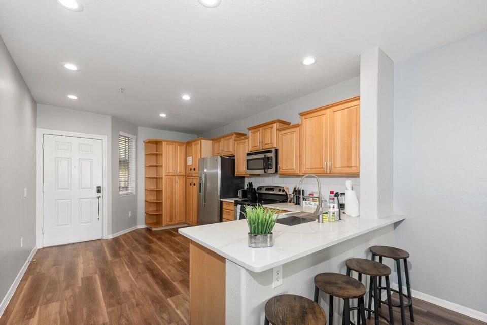 Breakfast counter and functional kitchenette with basic cooking ware