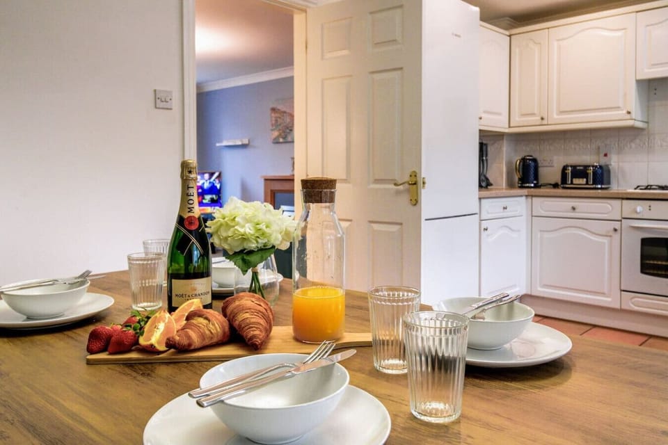 Dining area with seating for up to 6 guests