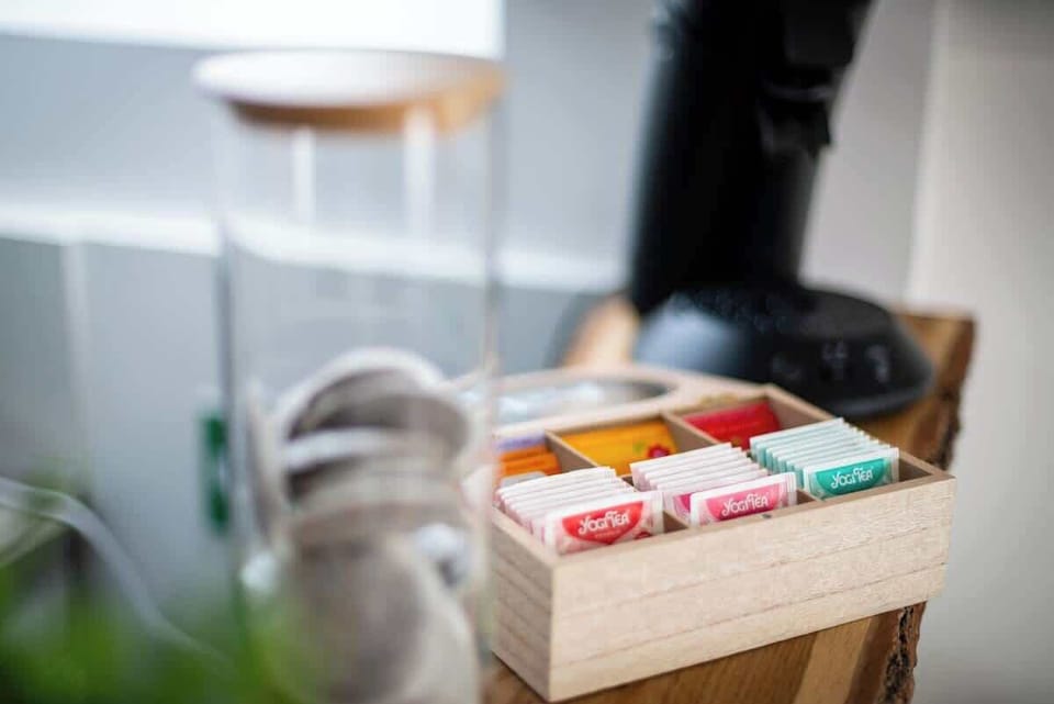 Verschiedene Teesorten, Kaffee und Zucker stellen wir Euch kostenlos zur Verfügung. 
Im Apartment bieten wir Euch einen Wasserkocher und auch eine Senseo Kaffeemaschine an.