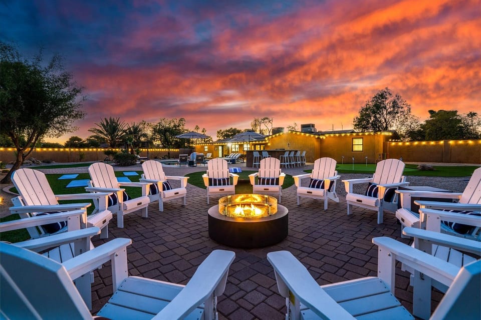 Gather around the 12-seat firepit with stunning desert sunset views — the ultimate spot for s’mores, cocktails, and late-night conversations.