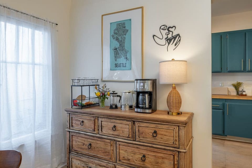 More coffee, please ☕ A little extra love for coffee people—your very own coffee station for a perfect morning brew before hitting LA`s trendy cafes.