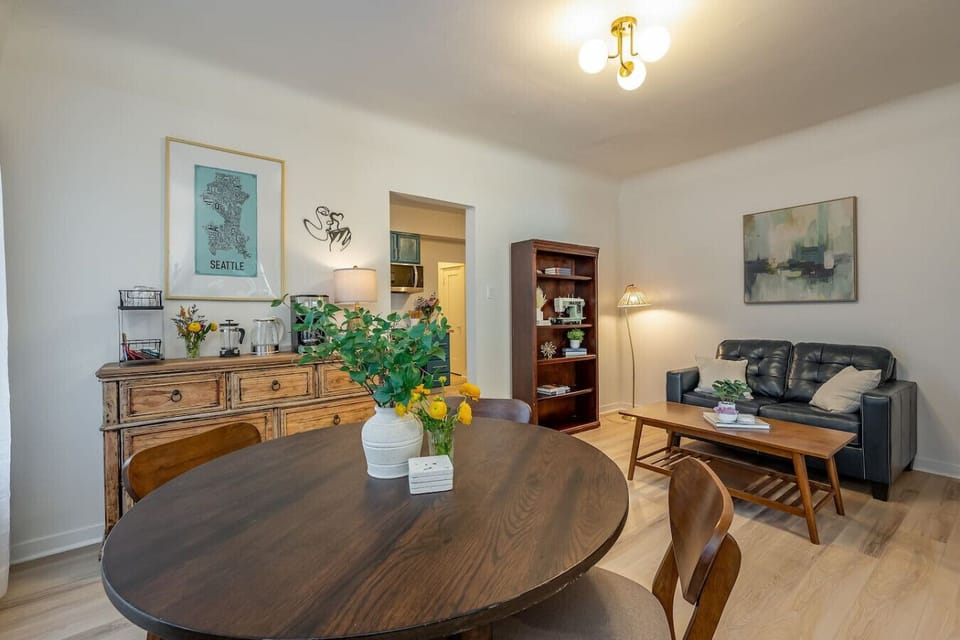 Gather and unwind ✨🍵 From cozy chats in the sitting area to shared dinners at the table, this space is perfect for connection and comfort.