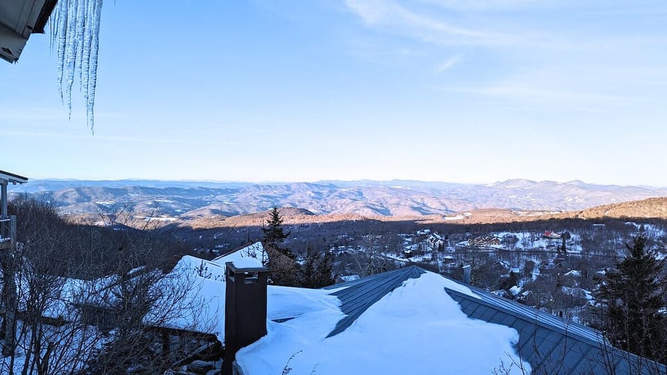 From morning mist to sunset skies, enjoy jaw-dropping panoramic views right outside your back door.