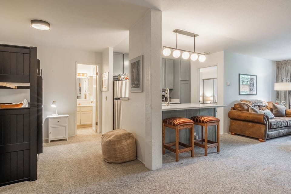 Fully Equipped Kitchen , 2 bar stools
