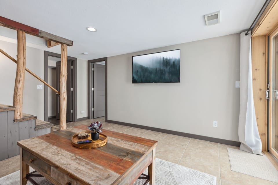 Cozy lower-level retreat—stream, relax, and soak in the peaceful lake vibes!