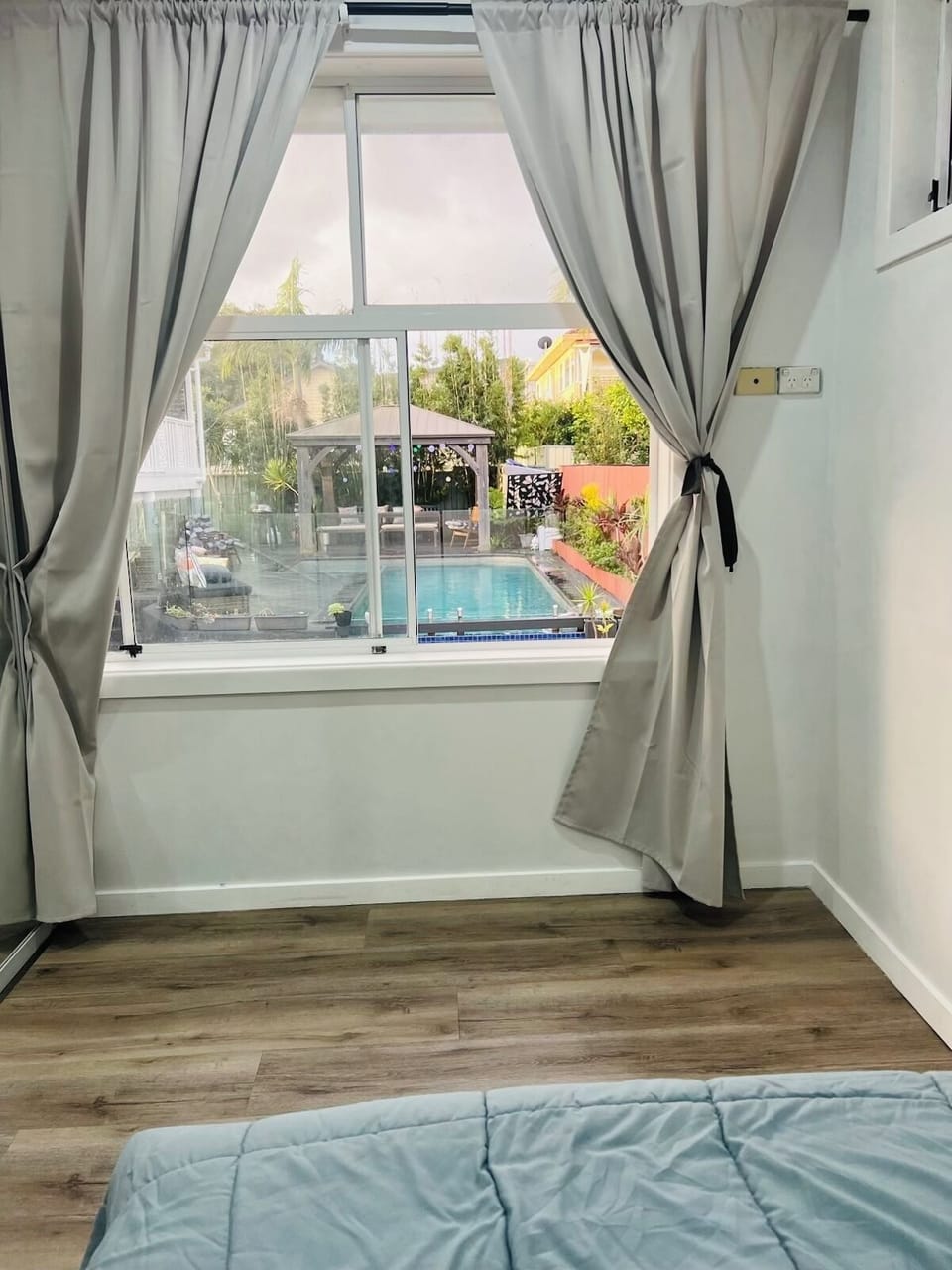 Room4 has view