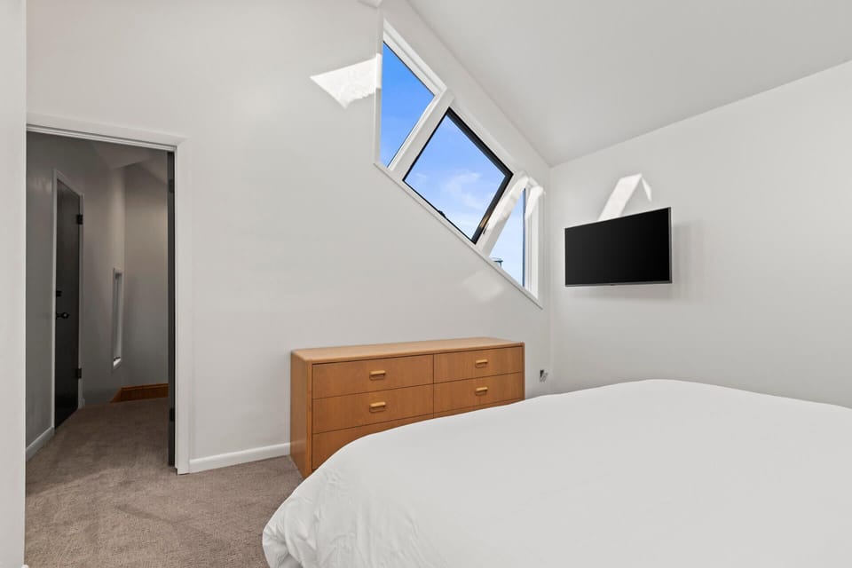 Silver Belle 1117: 3rd floor King Bed Ensuite.