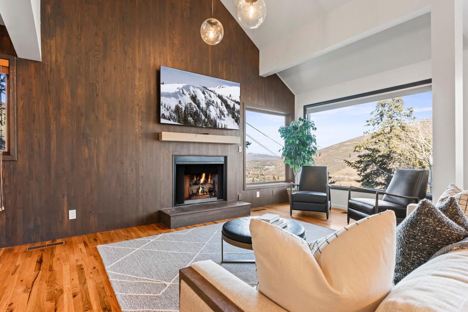 Silver Belle 1117: Main Living Room with Large Smart TV and Cozy Gas Fireplace