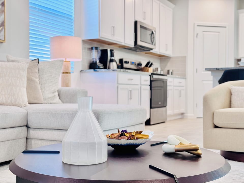 Minimally decorated and integrated in the kitchen.