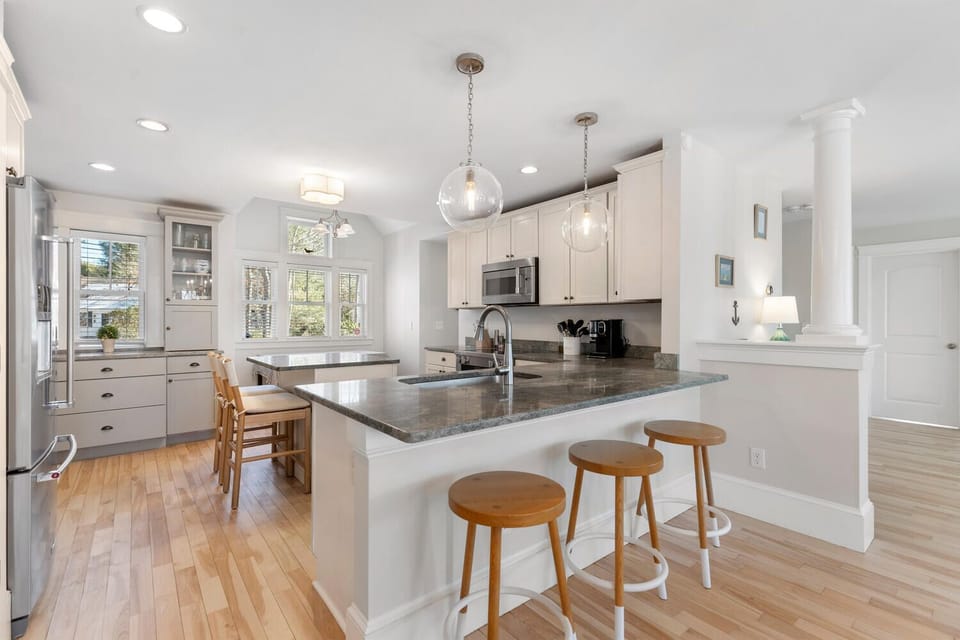 Cute island kitchen that can also be used for entertainment