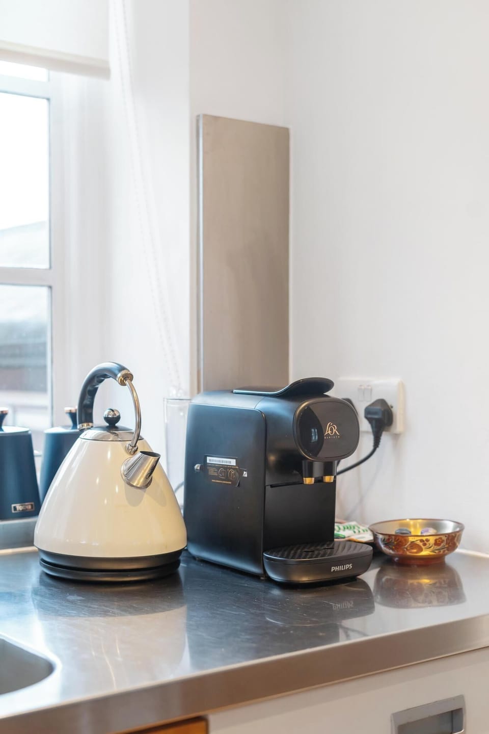 Kitchen is ready to cook with all modern ameneties