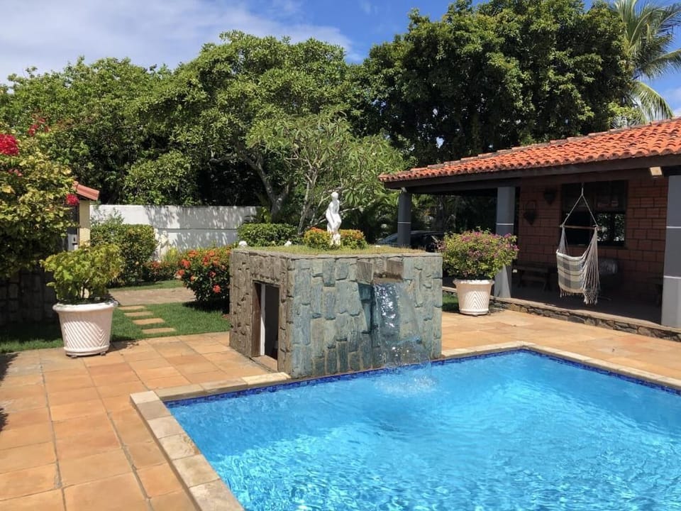 Piscina com cascata 