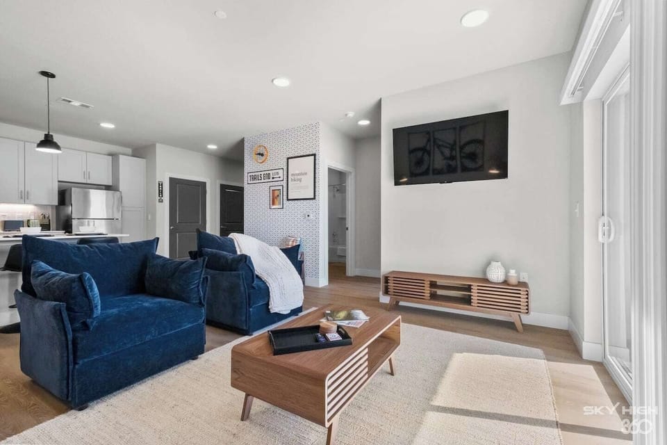 The Open Living Area is Filled with Natural Light and Boasts Chic Furnishings, Creating an Inviting Atmosphere for Both Relaxation and Entertainment.