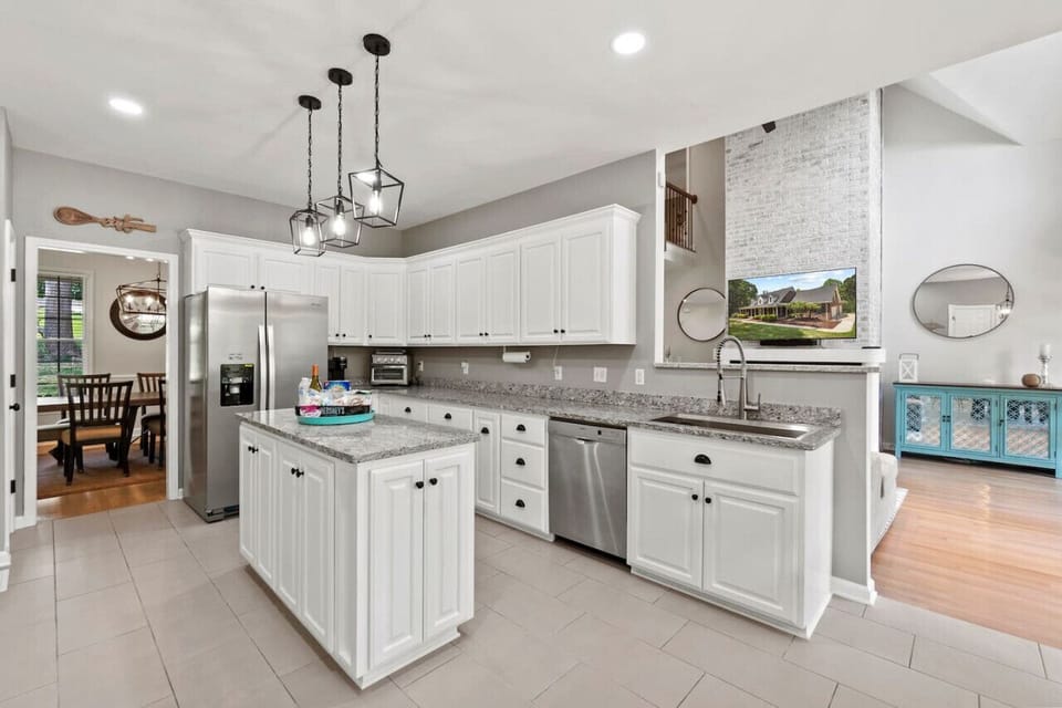 Our kitchen has everything you need... cook up a delicious meal, brew fresh coffee, or keep your favorites perfectly stored and ready to enjoy!