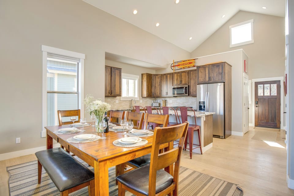 Dining Area | 1st Floor | Dishes & Flatware Provided