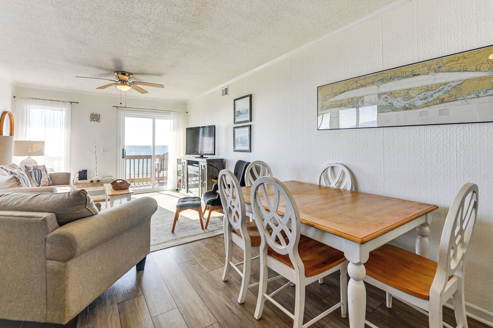 Dining Area | Dishware & Flatware Provided