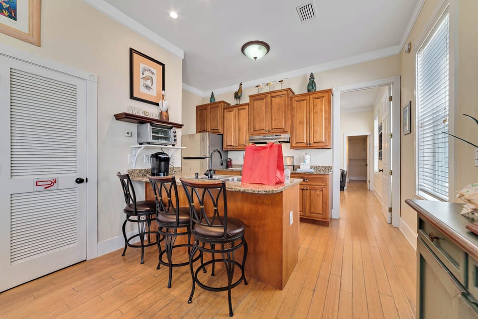 Breakfast bar and kitchen