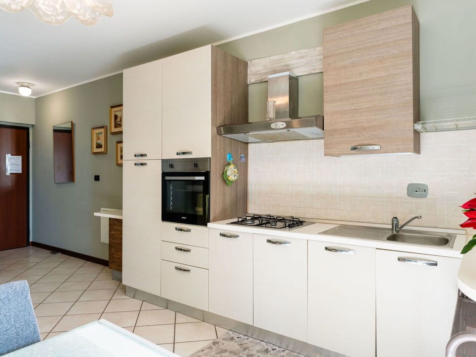 Kitchen, Major Appliance, Kitchen Appliance, Countertop, Flooring, Interior Design, Cabinetry, Floor, Home Appliance, Kitchen Stove