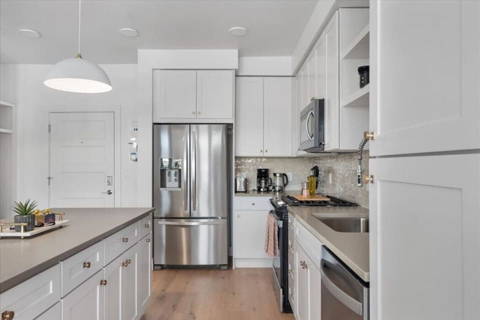 Fully stocked kitchen with all that you need. Pots, pans, bakeware, salt +pepper, and olive oil!!