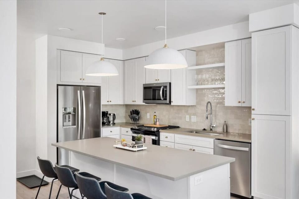 Fully stocked kitchen with all that you need. Pots, pans, bakeware, salt +pepper, and olive oil!!