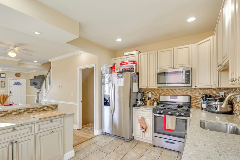 Kitchen | Multi-Level Townhome | Central A/C & Heat